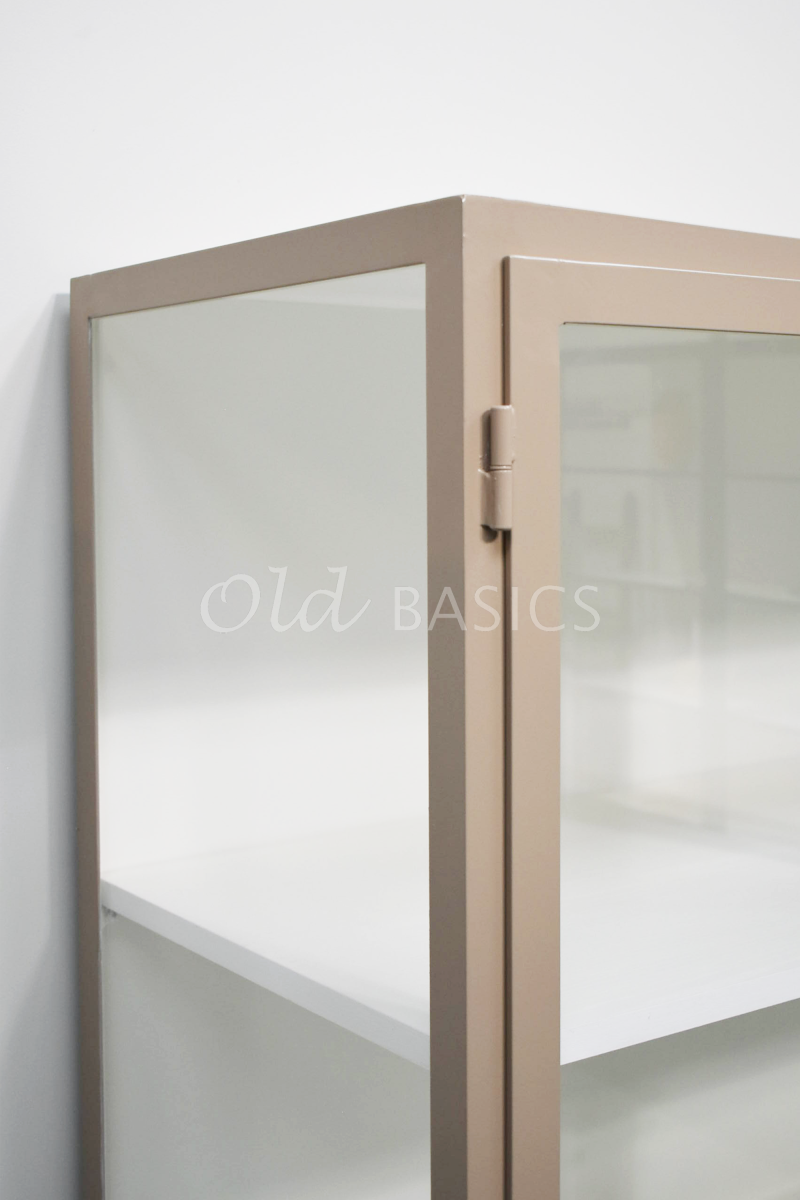 Detail van Apothekerskast Fio, 4 deuren, RAL1019, crème, bruin, beige, materiaal staal